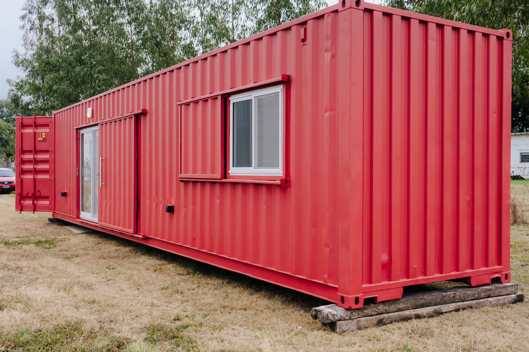 Vista en perspectiva del container rojo y sus aberturas